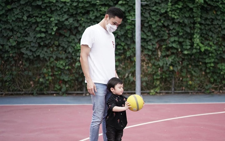 Suami Sandra Dewi Digoda 'Lempar' Anak ke Ring Basket, Bagian Celana Sukses Bikin Salfok