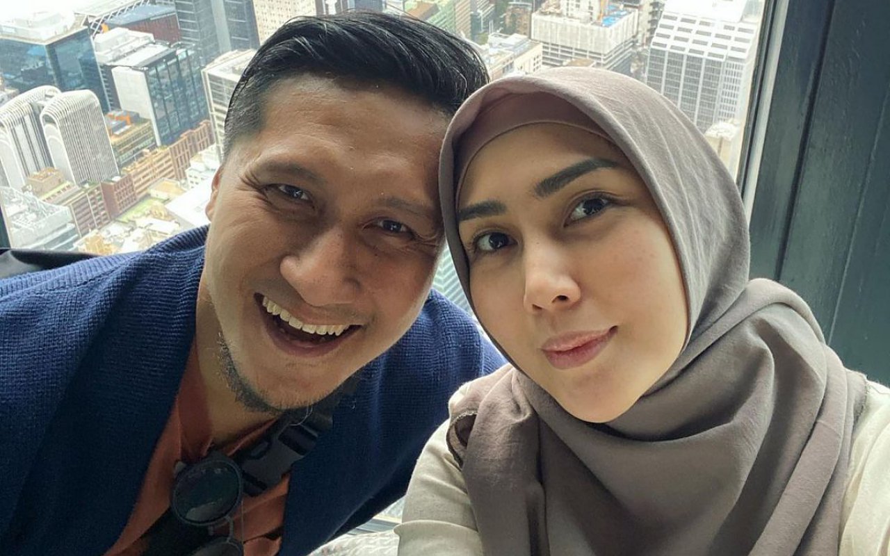15 Tahun Jauh dari Gosip, Arie Untung Suami Fenita Mendadak Kenalkan 'Istri Muda'