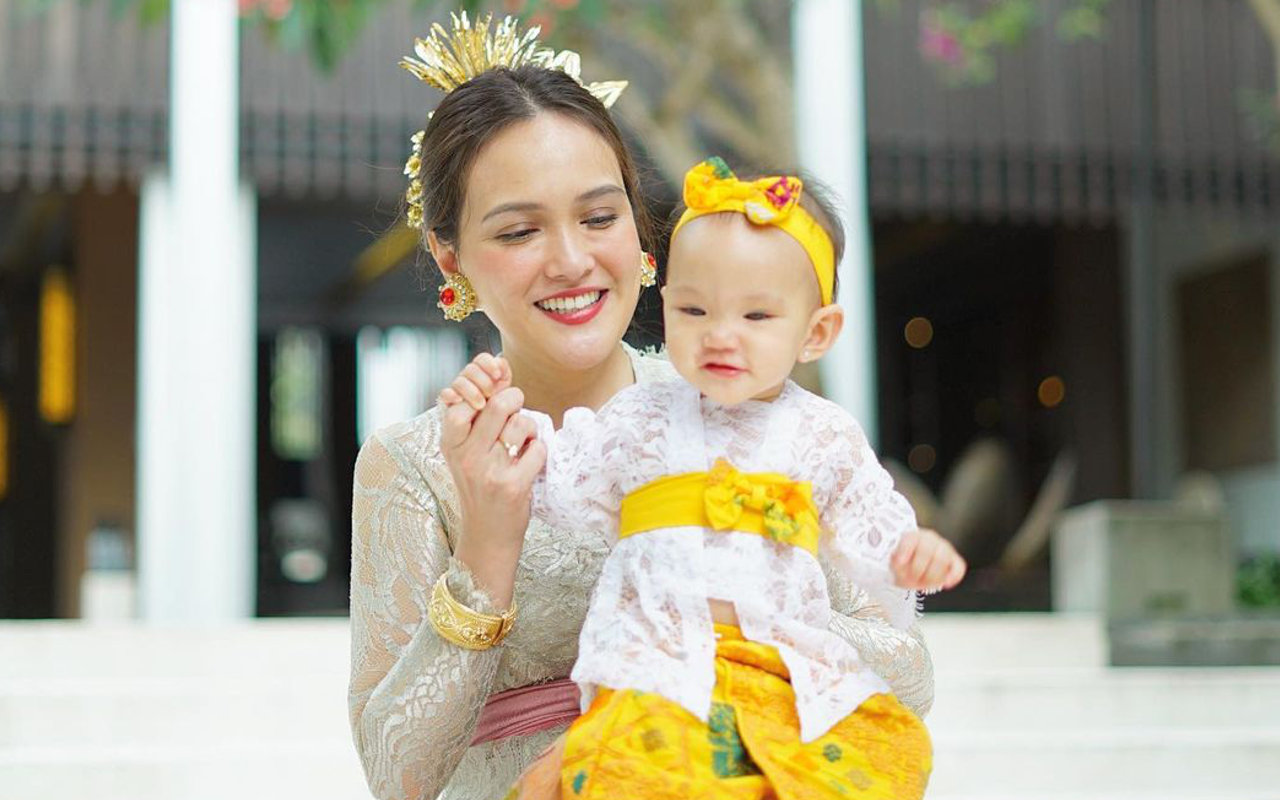 Tolak Dipegangi, Putri Shandy Aulia Berdiri Lama 'Rayakan' Usia 9 Bulan Bikin Gemes Deg-Degan 
