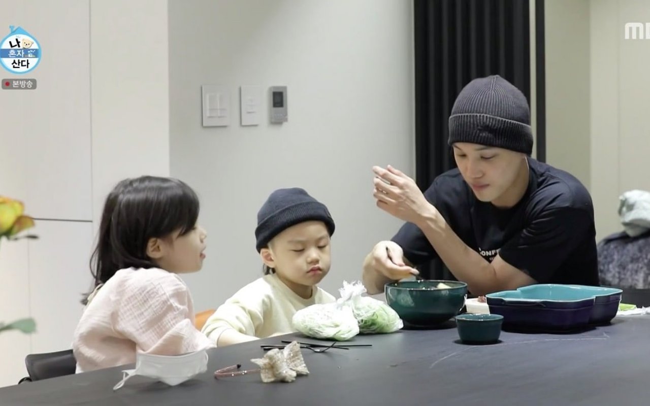 Kai EXO Buktikan Cocok Jadi Papa Muda Dengan Asuh Dua Keponakan di 'I Live Alone'