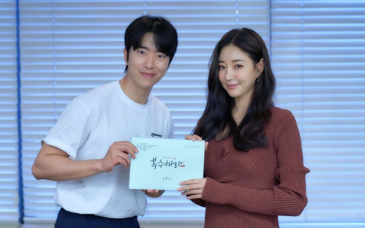 Kocak, Kecantikan Kim Sarang Bikin Yoon Hyun Min Gagal Fokus Saat Syuting Drama 'Revenge'