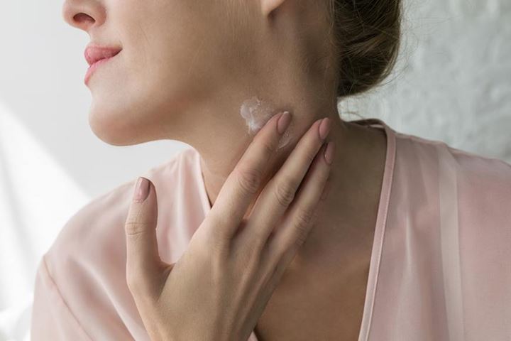 Aplikasikan Skincare ke Bagian Leher