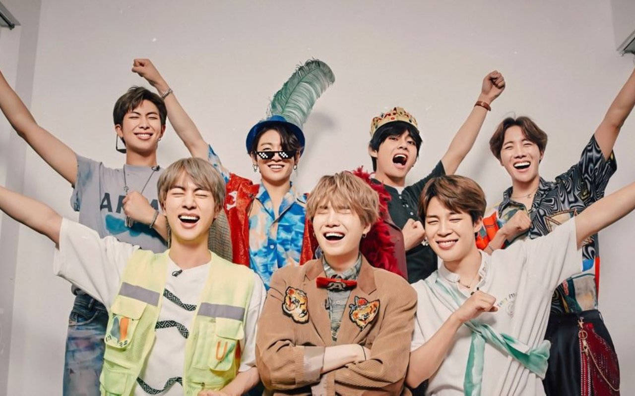 BTS Bakal Sumbangkan Kostum MV 'Dynamite' Mereka Untuk Lelang Amal Grammy Awards