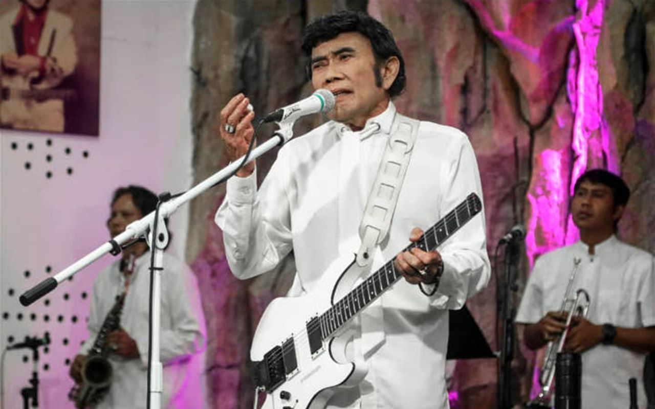 Rhoma Irama Kenang Momen Dilempar Batu Saat Ucap Salam di Panggung