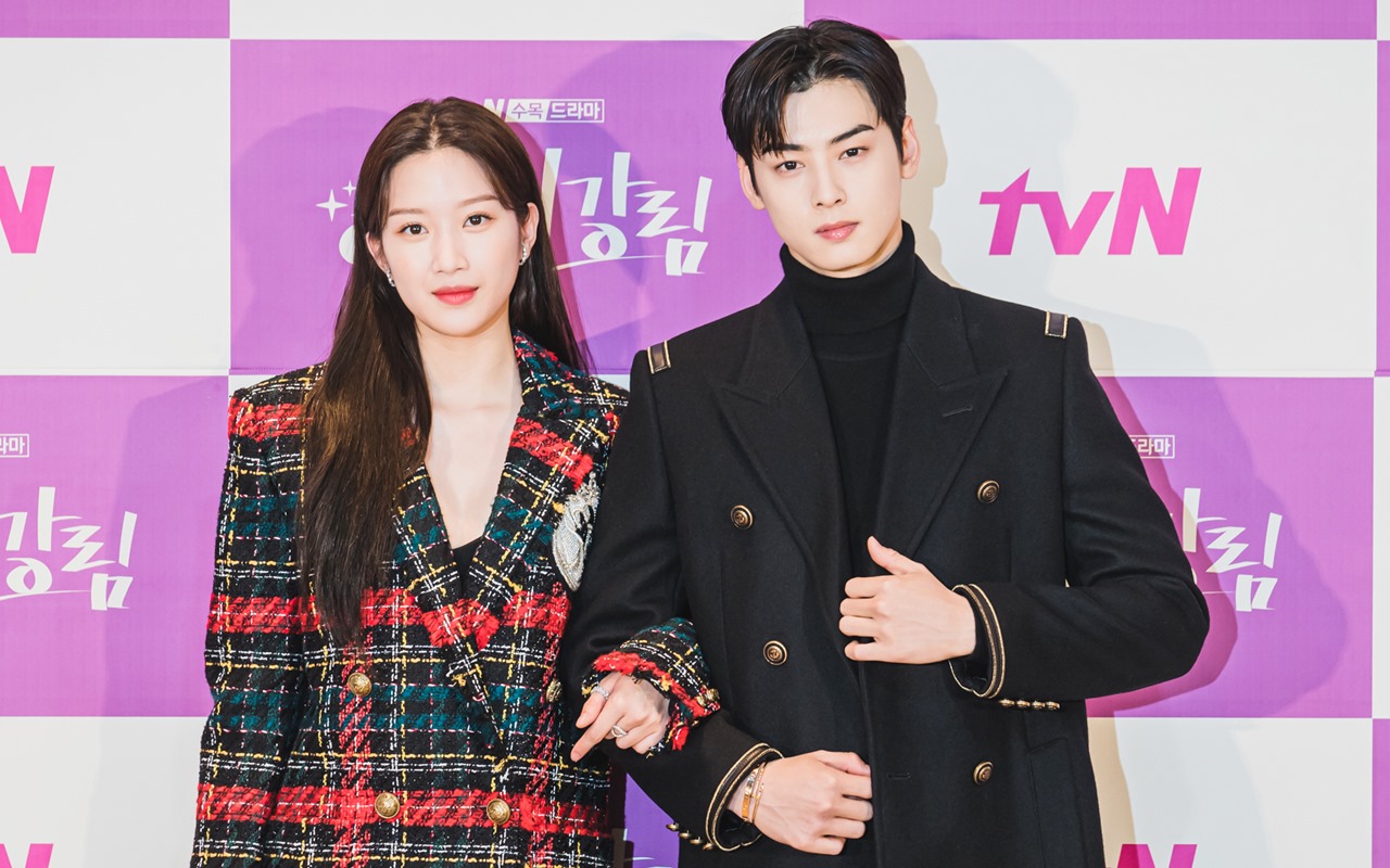 Cha Eunwoo Irit Senyum di Event Louis Vuitton Dipuji Bikin Silau Saking  Tampannya