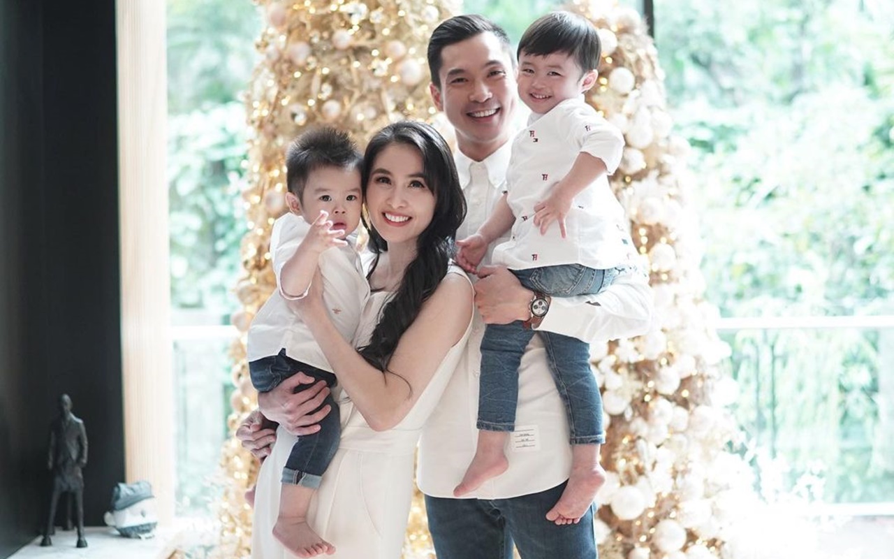 Sandra Dewi-Suami Tampan Kocak Rebutan Gendong Anak Saat Natal, Reaksi Putra Bungsu Bikin Gemes