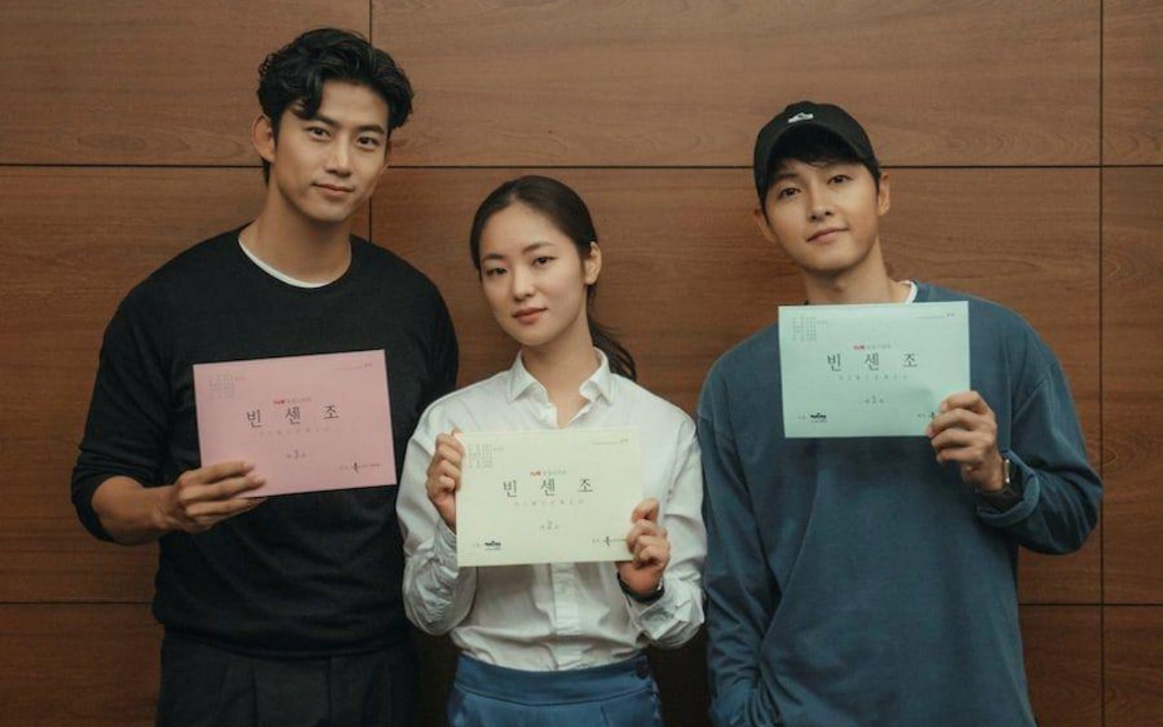 Song Joong Ki, Jeon Yeo Bin dan Taecyeon Serius Tapi Santai di Pembacaan Naskah Pertama 'Vincenzo'