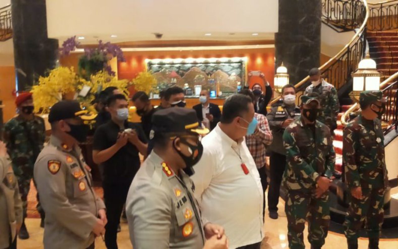 Hari Pertama PPKM, Plt Walkot Surabaya Sidak Mal dan Restoran