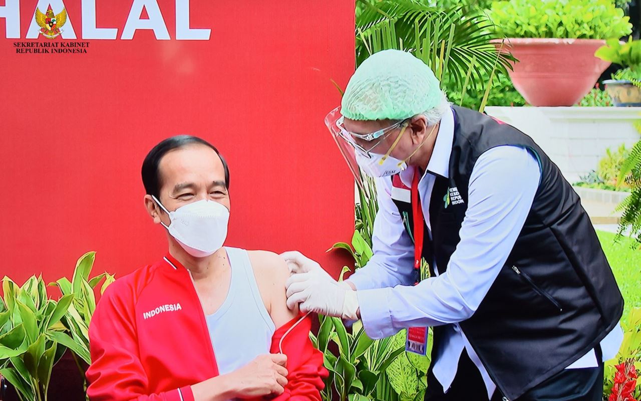 Jokowi Pakai Singlet Saat Divaksin COVID-19 Tuai Sorotan, Ternyata Demi Sosok Ini