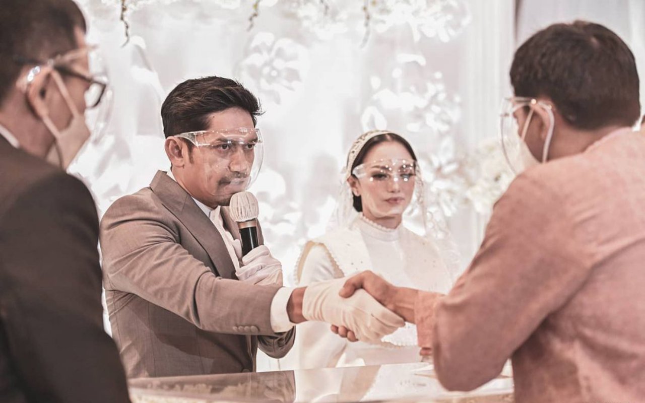 Momen Haru Ibnu Jamil Hapus Air Mata Sang Ayah di Hari Pernikahan, Reaksi Ririn Ekawati Disorot