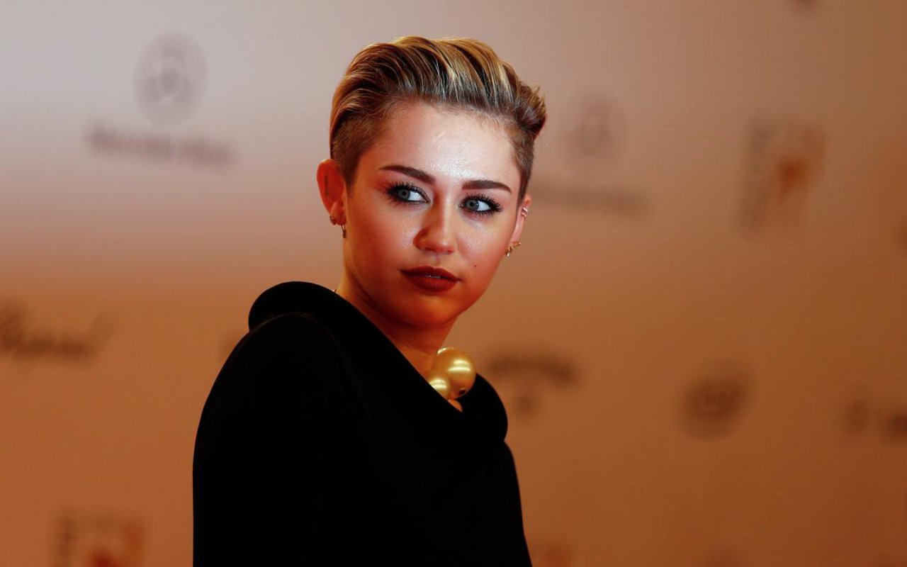 Miley Cyrus Tahan Nangis Saat Tampilkan 'Wrecking Ball' di Super Bowl Pre-show, Kenapa?