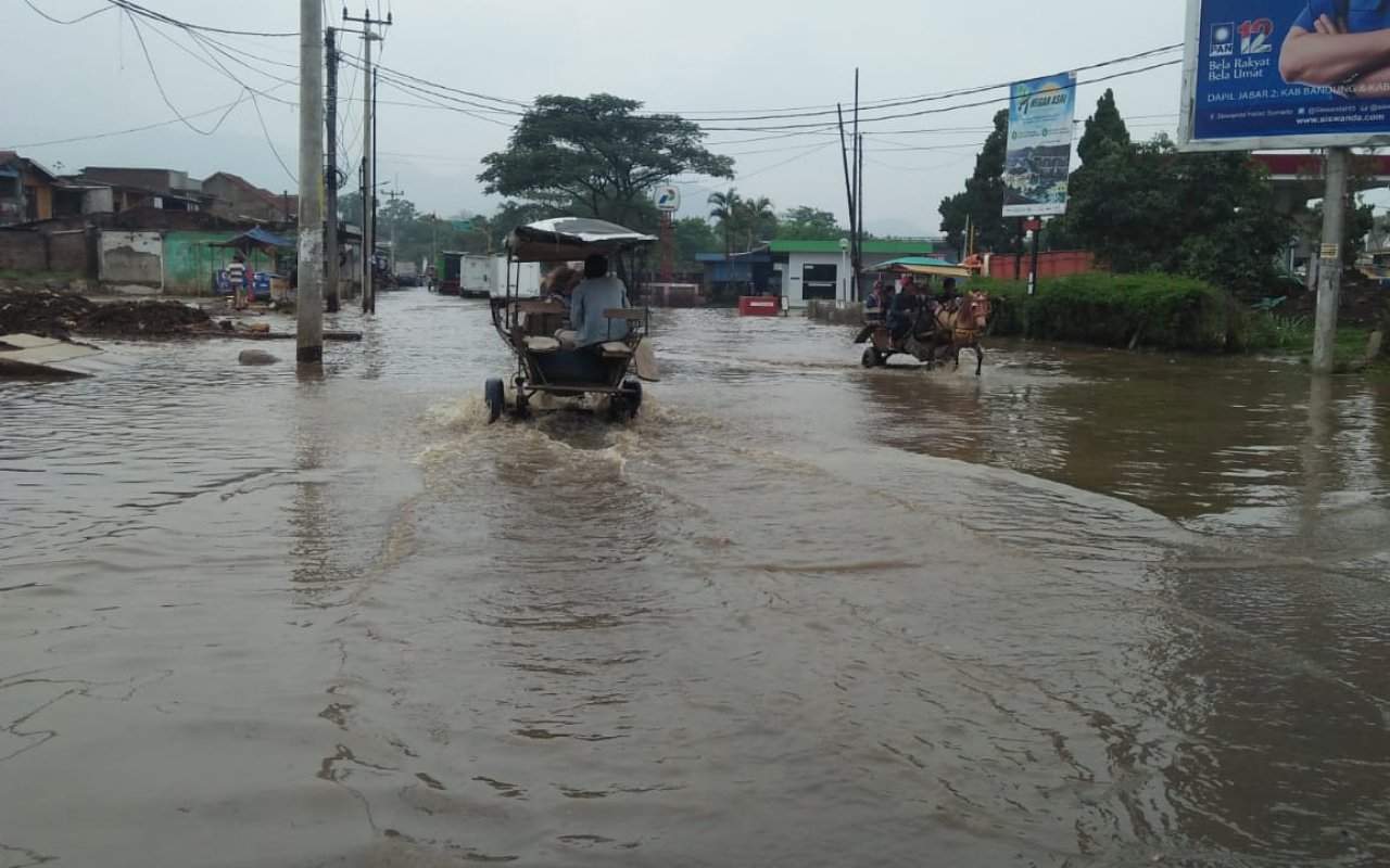 Pulau Jawa Dikepung Banjir, Ini Penjelasan BMKG