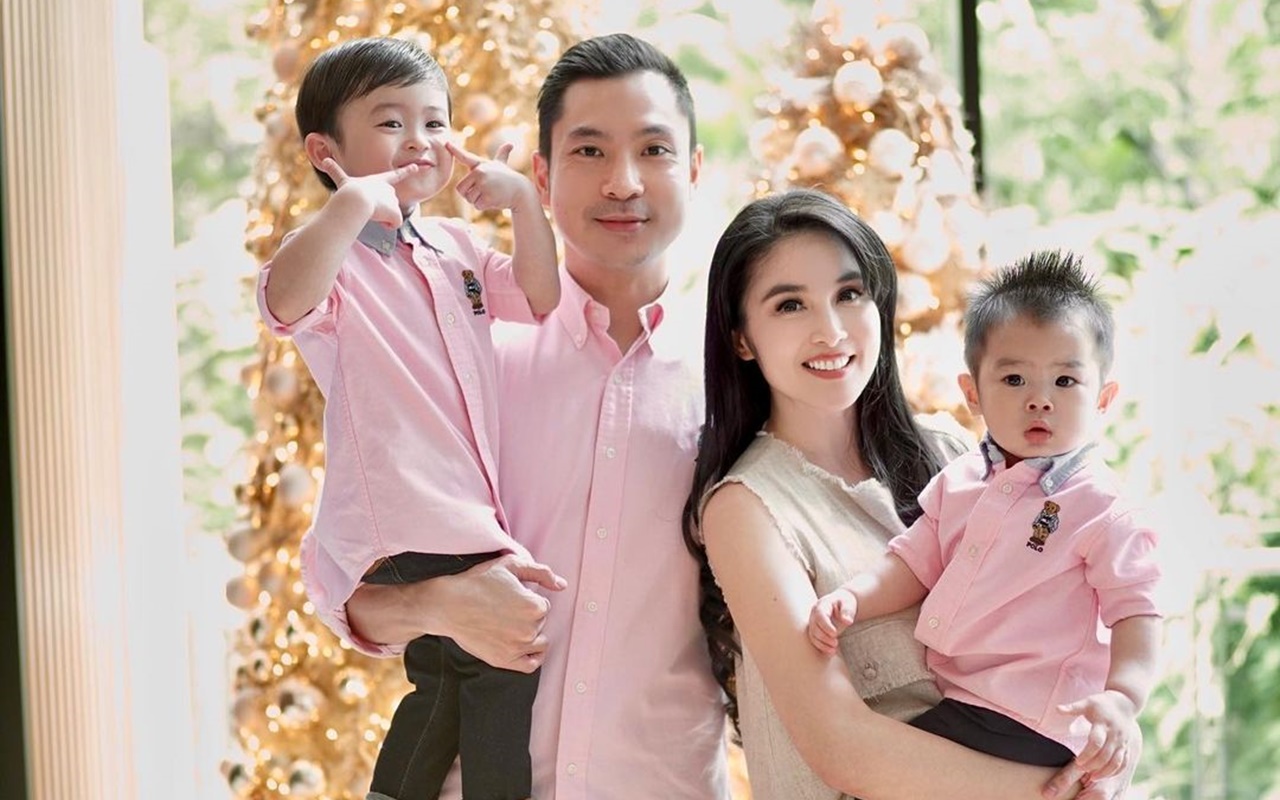 Sandra Dewi Bagikan 'BTS' Foto Imlek Bareng Suami dan Kedua Putranya, Penuh Drama