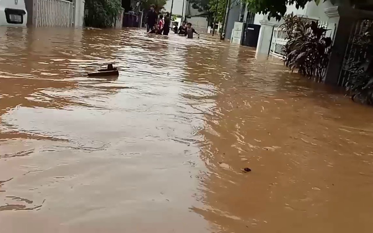 Perumahan di Bekasi Terendam Banjir 2 Meter Usai Tanggul Jebol