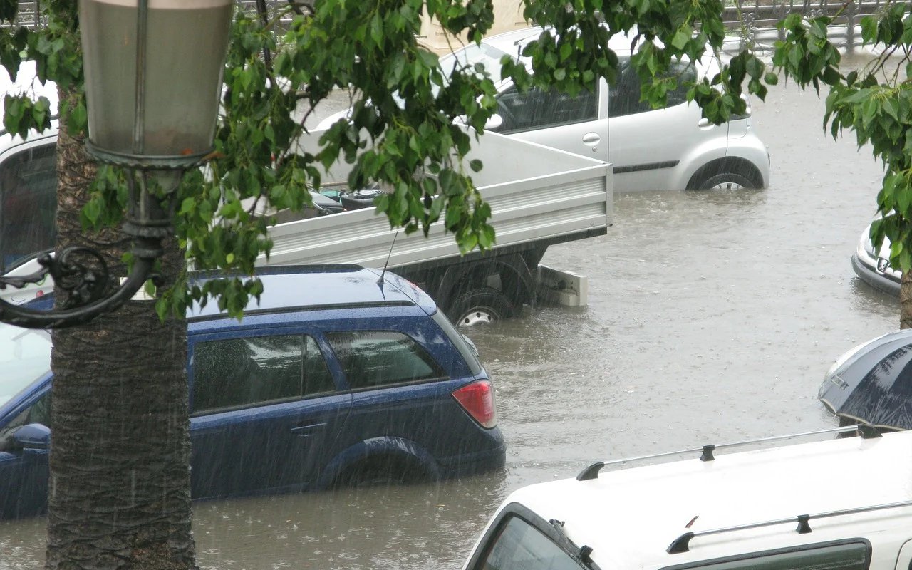 Begini Langkah Klaim Asuransi Mobil yang Rusak Akibat Banjir