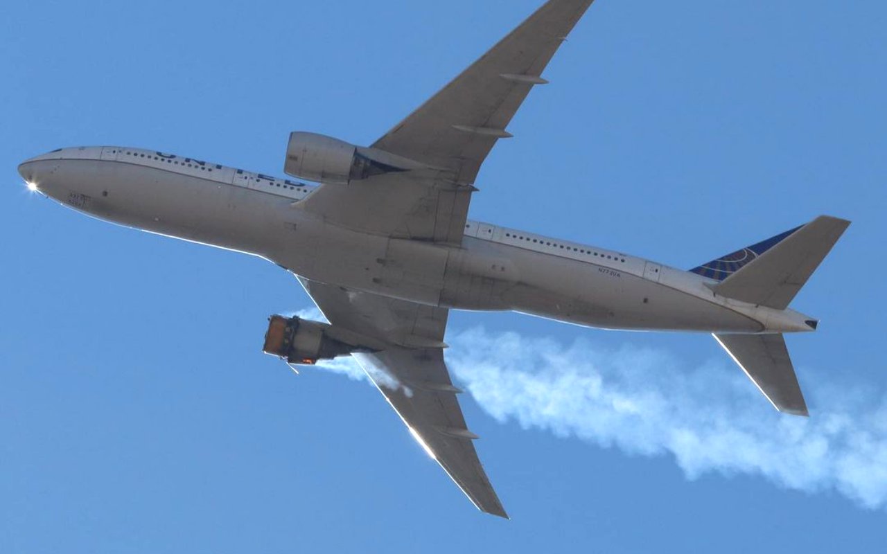 Buntut Mesin Boeing 777 Terbakar di Udara, United Airlines Kandangkan Puluhan Pesawat