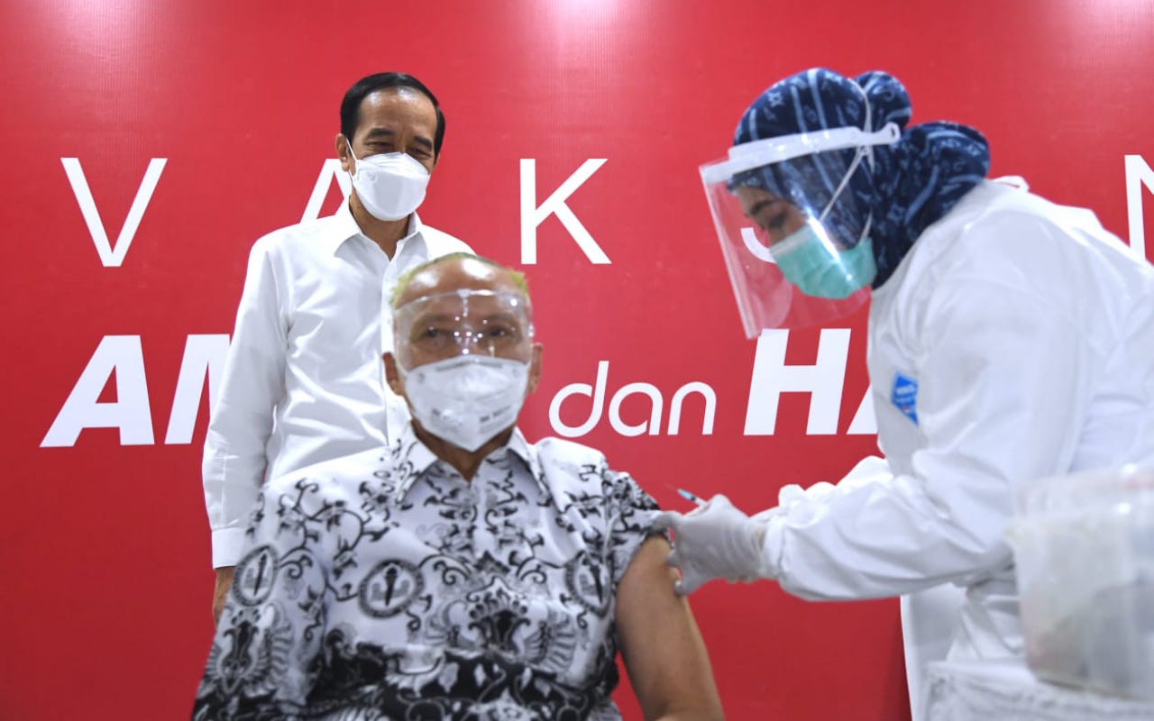 Tinjau Vaksinasi Guru, Jokowi Sebut Sekolah Tatap Muka Bakal Dibuka Juli Mendatang?