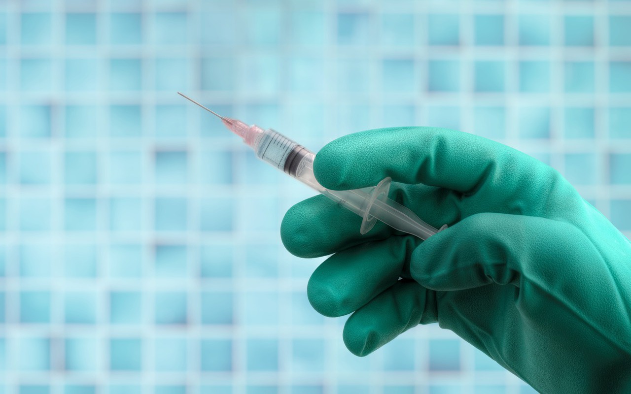 Digelar Tertutup, Vaksinasi COVID-19 Untuk DPR dan Keluarga Tuai Kritikan Pakar