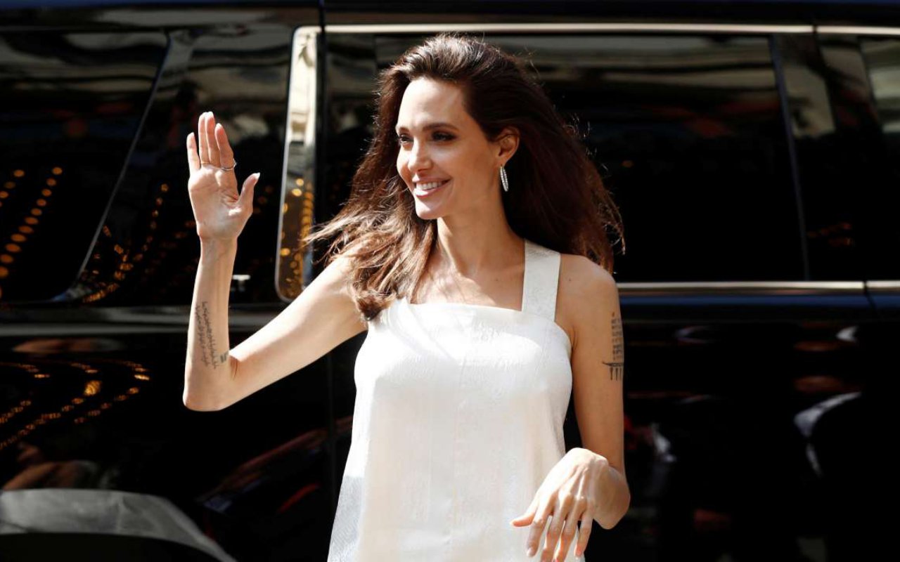 Angelina Jolie Jual Lukisan Winston Churchill Pemberian Brad Pitt Seharga Rp164 Miliar
