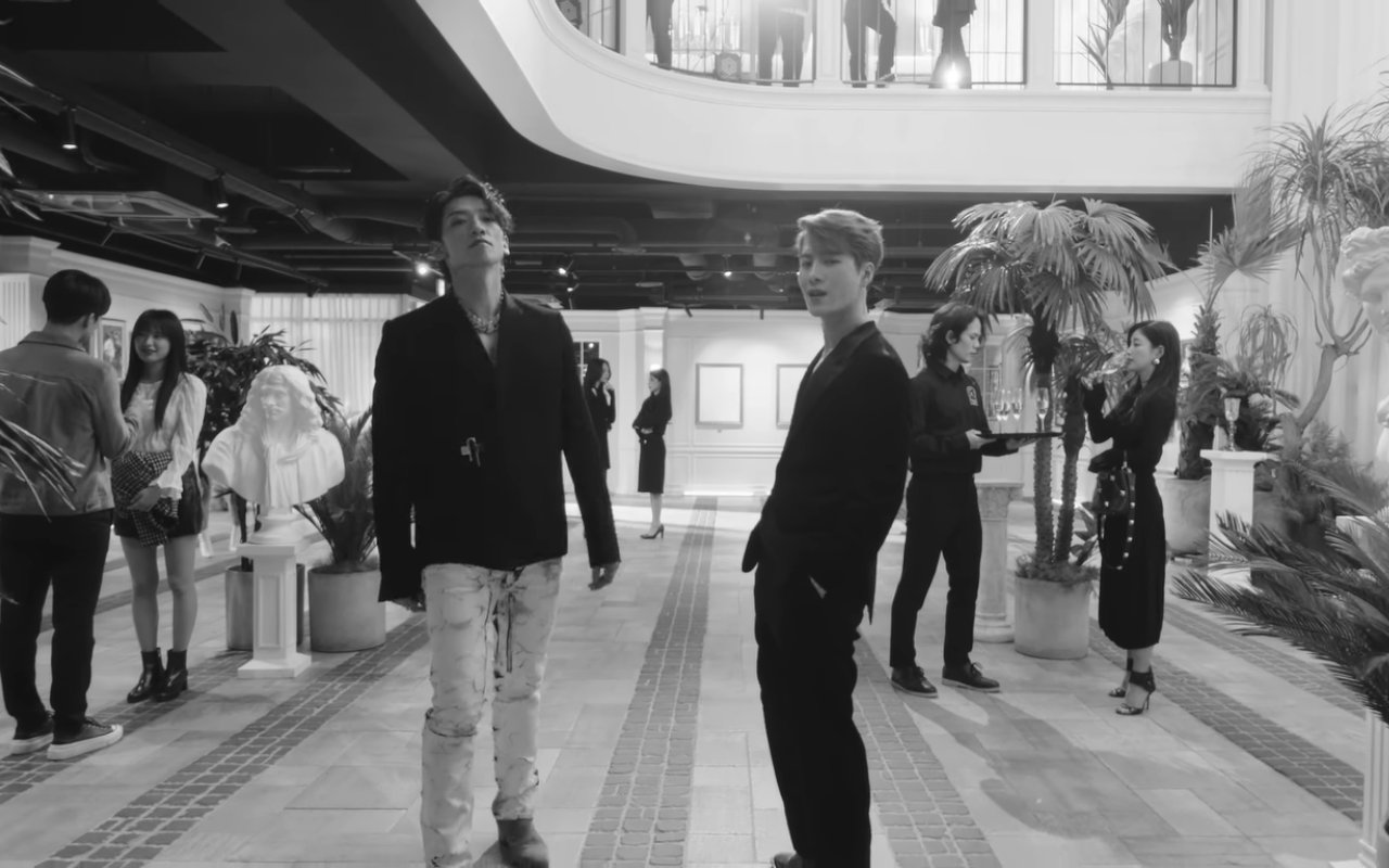 Rain Dan Jackson Tampilkan Duet Koreografi Keren Di Galeri Seni Dalam MV Kolaborasi 'Magnetic'