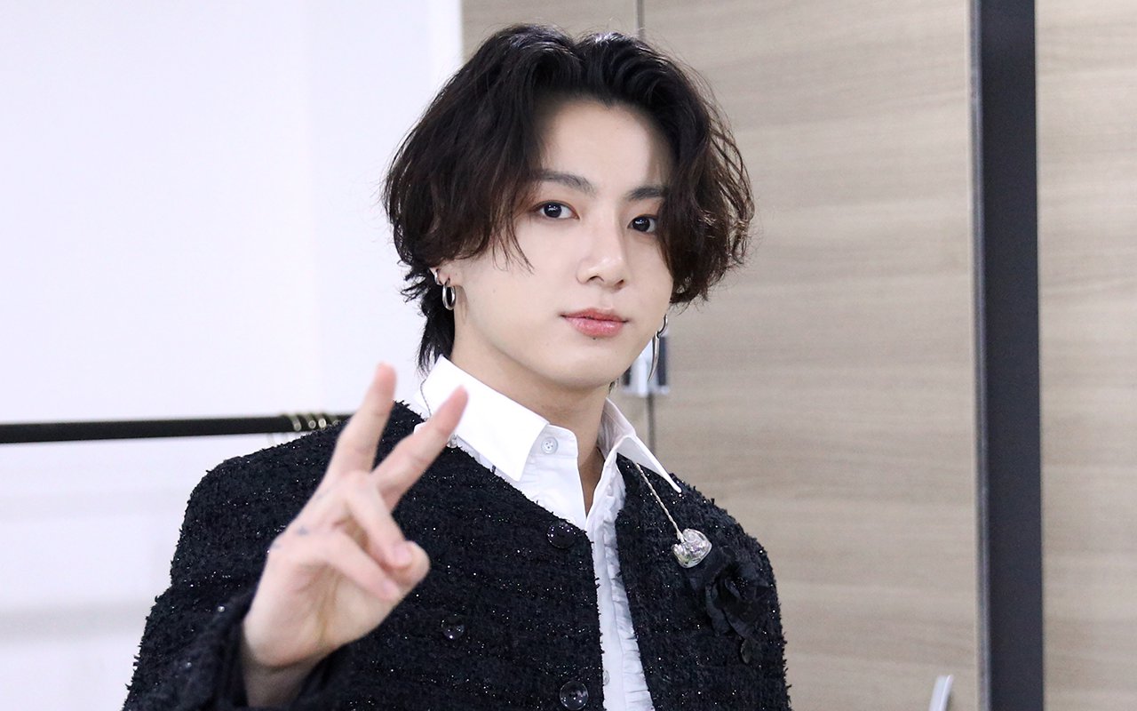 Ganteng Banget dengan Rambut Biru, Aksi Jungkook BTS Main ...