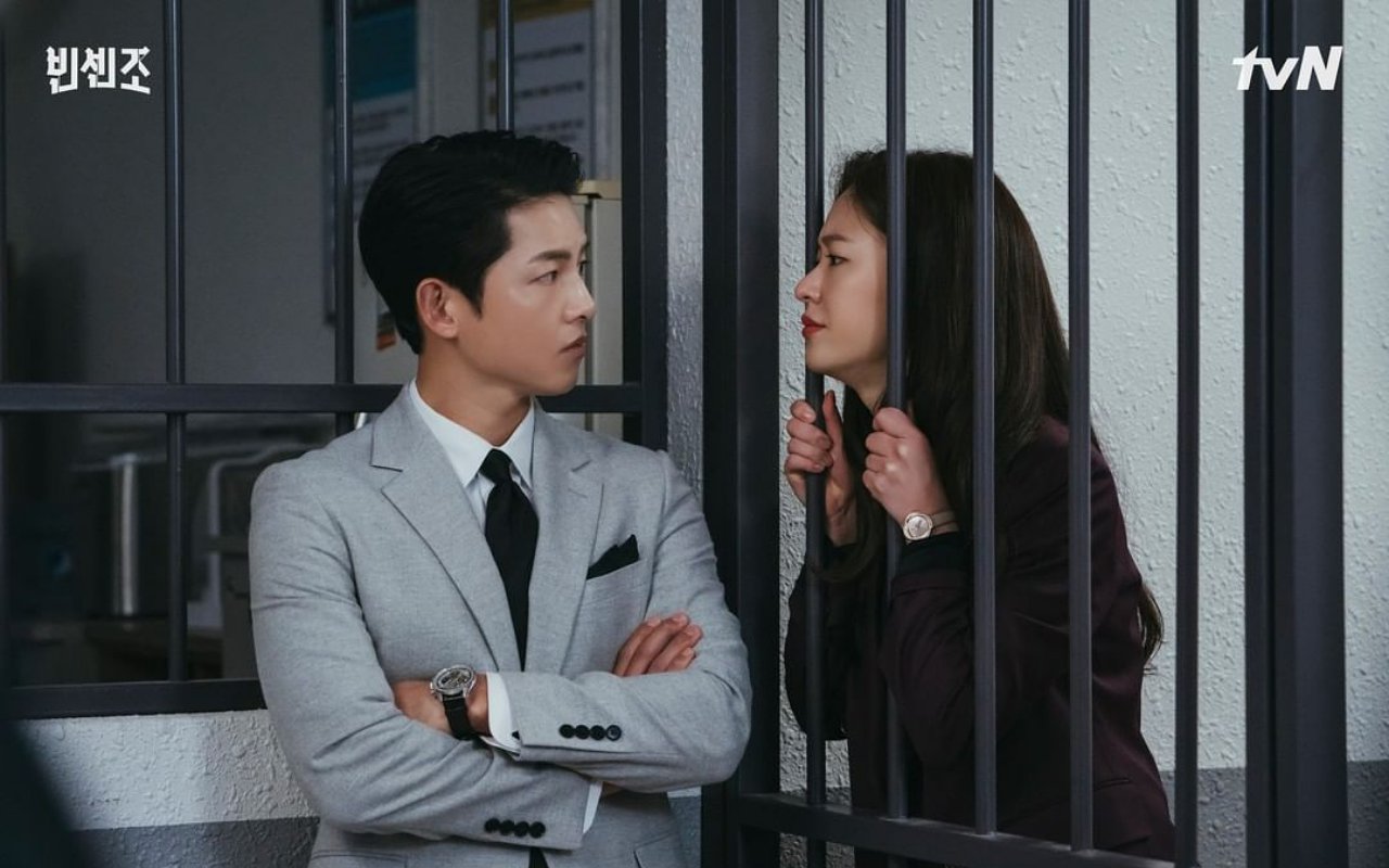 Syuting Usai, Song Joong Ki Masih Santuy Rangkul Jeon Yeo Bin di Lokasi 'Vincenzo'