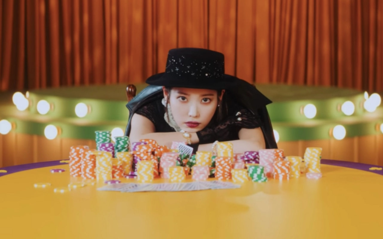 IU Tampilkan Pesona Karismatiknya Dalam Teaser MV Retro Untuk Lagu 'Coin'