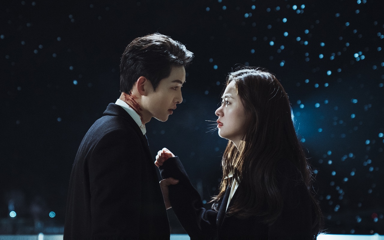 Song Joong Ki Baper Dipeluk Jeon Yeo Bin di 'Vincenzo', Fans Ambyar