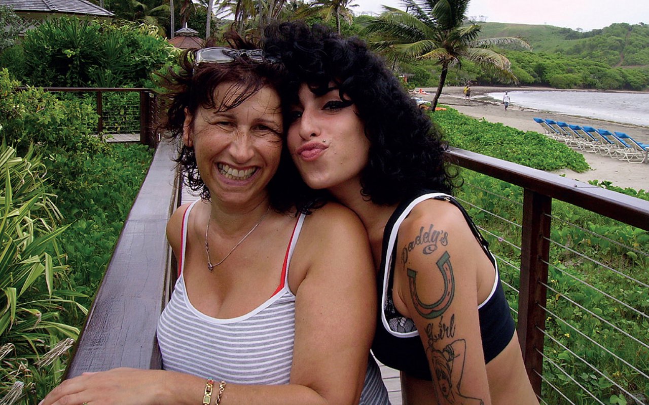 Ibunda Amy Winehouse Bakal Beber Kisah Mendiang Putrinya Yang Sebenarnya Lewat Film Dokumenter