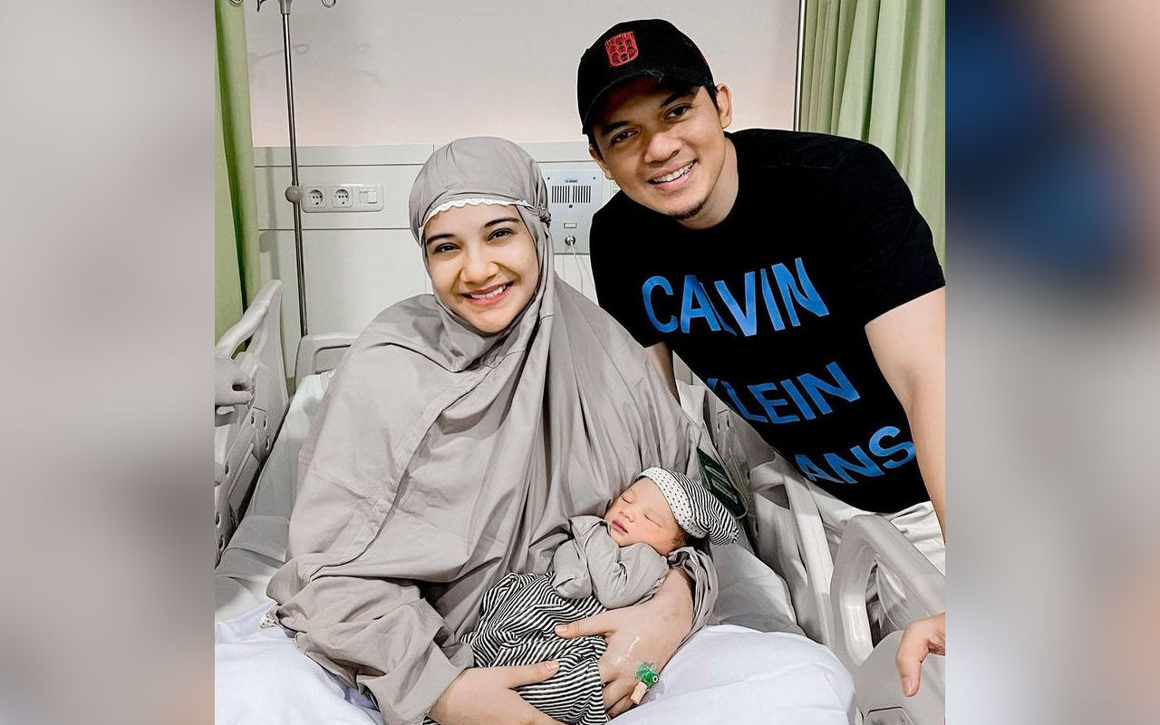 Perdana, Zaskia Sungkar Pamer Potret Baby Ukassya Pakai Baju Kedodoran Bikin Gemes
