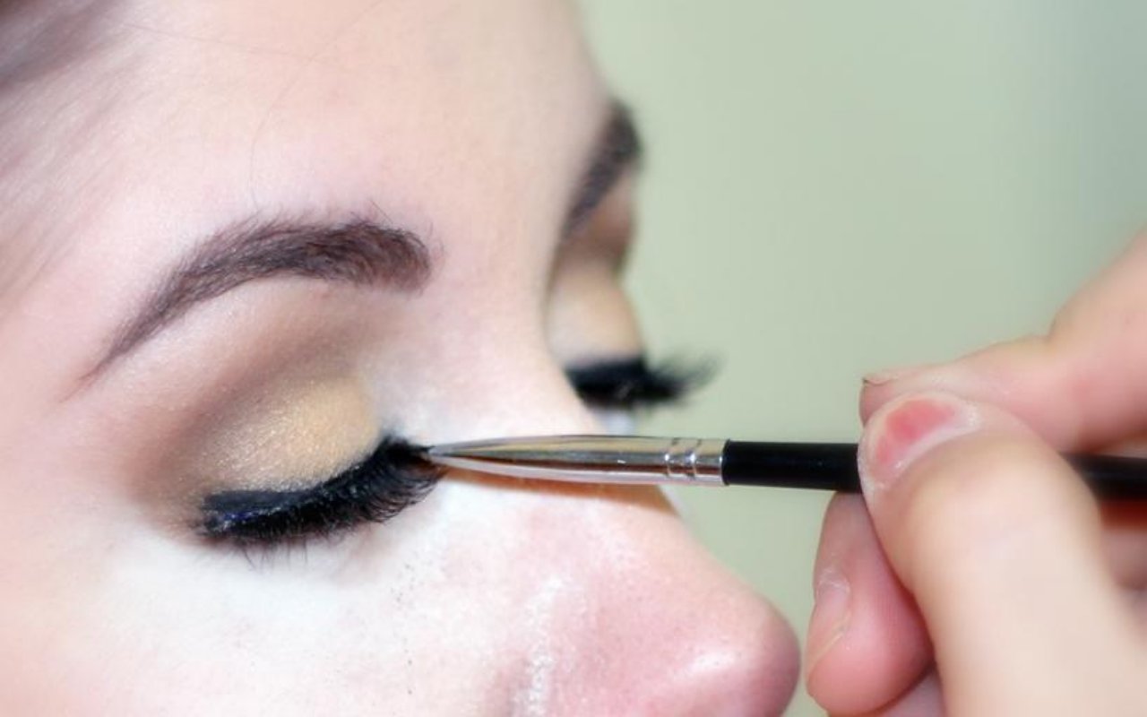 Harus Dihindari! 7 Kesalahan Makeup Ini Bisa Bikin Muka Jerawatan