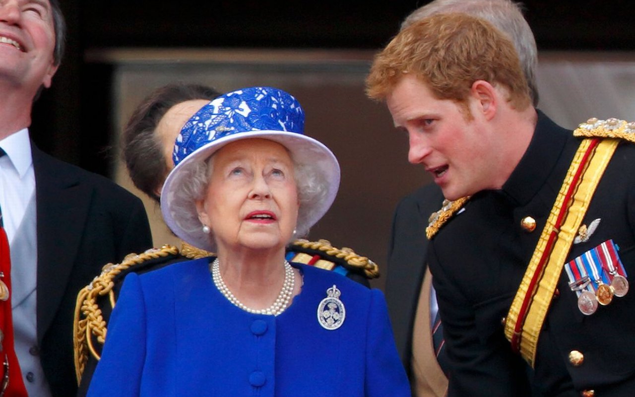 Ratu Elizabeth II Dikabarkan Minta Anggota Kerajaan Tak Pakai Seragam Demi Pangeran Harry