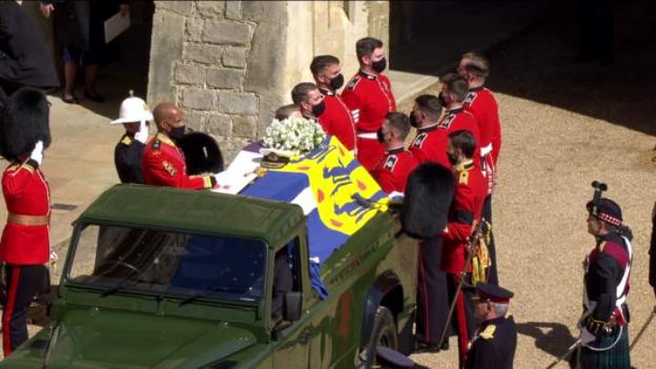 Peti Mati Pangeran Philip Dibawa, Ratu Elizabeth II Iringi dengan Mobil-1