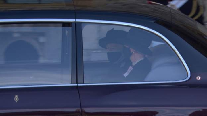 Peti Mati Pangeran Philip Dibawa, Ratu Elizabeth II Iringi dengan Mobil-2