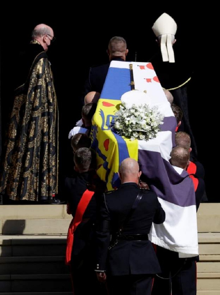 Barang Pribadi Pangeran Philip Diletakkan di Atas Peti Mati