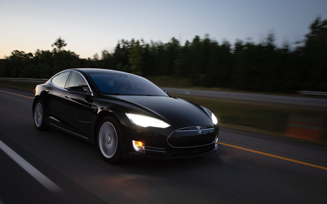 Mobil Tesla Tanpa Pengemudi Tabrak Pohon Hingga Tewaskan 2 Orang, Karena Fitur Autopilot?
