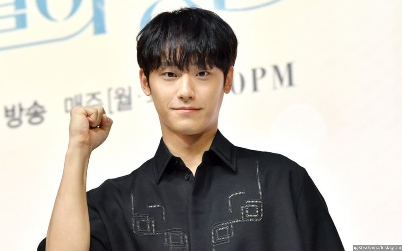 Nuansa Ramadan, Lee Do Hyun Disebut Pakai Baju Koko di Konferensi Pers 'Youth of May'