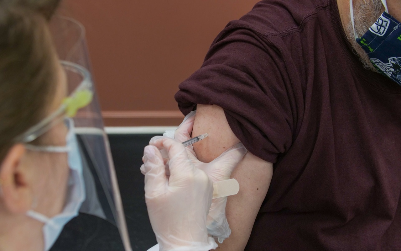 Stafsus Kementerian BUMN Ungkap Vaksinasi Mandiri COVID-19 Akan Dimulai 17 Mei
