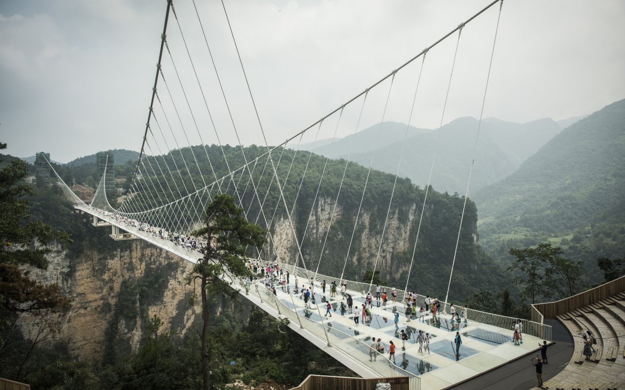 Seorang Turis Tergantung Di Jembatan Kaca Setinggi 330 Kaki Usai Panel Lantai Hancur Terkena Angin