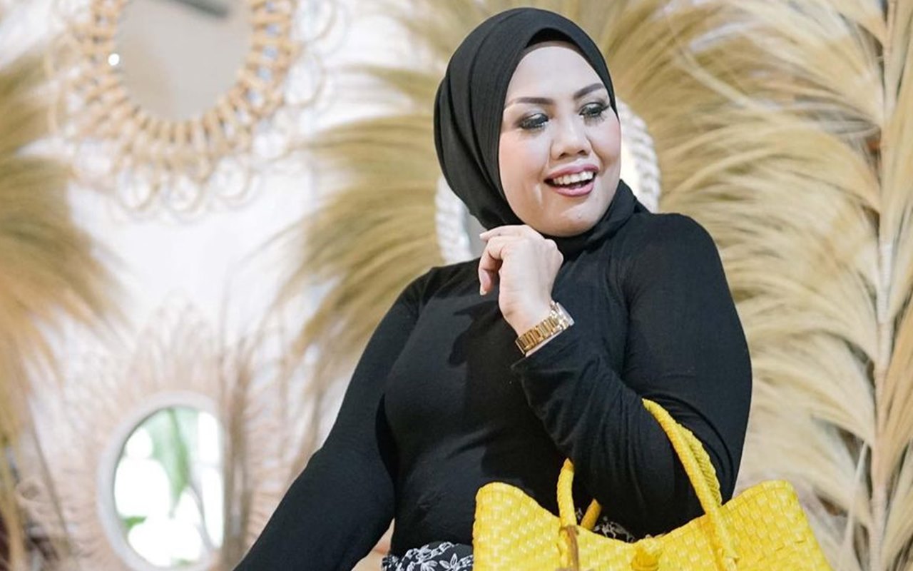 Ely Sugigi Curhat Tersakiti Hingga Ungkit Kekurangan Fisik, Ramai Kena Sindir Karena Lepas Hijab