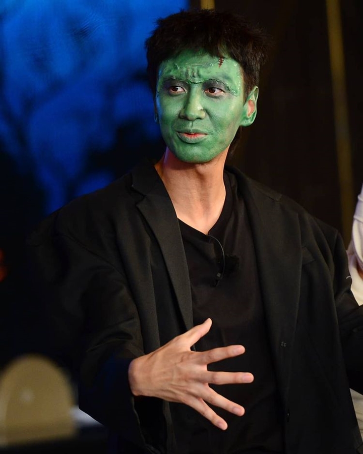 Lee Kwang soo Dandan seperti Frankenstein saat Halloween 