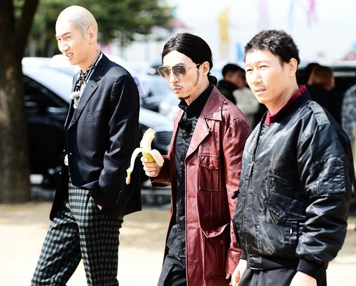 Lee Kwang Soo tampil ala gangster botak