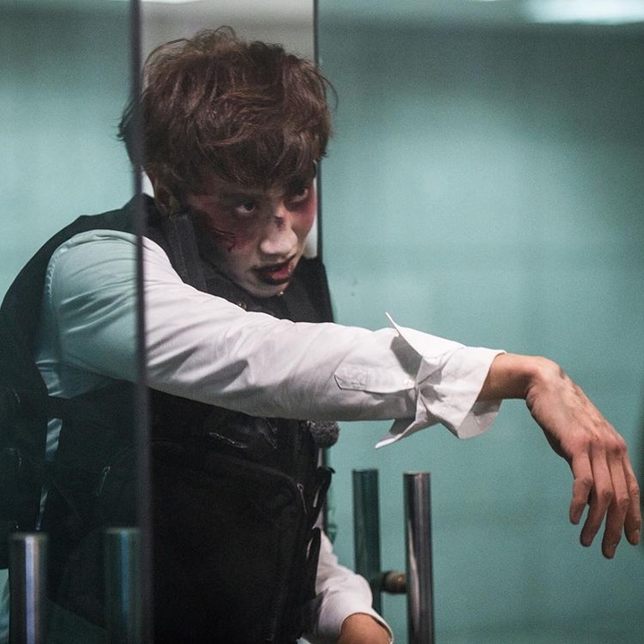 Lee Kwang Soo parodikan tampilan Zombie