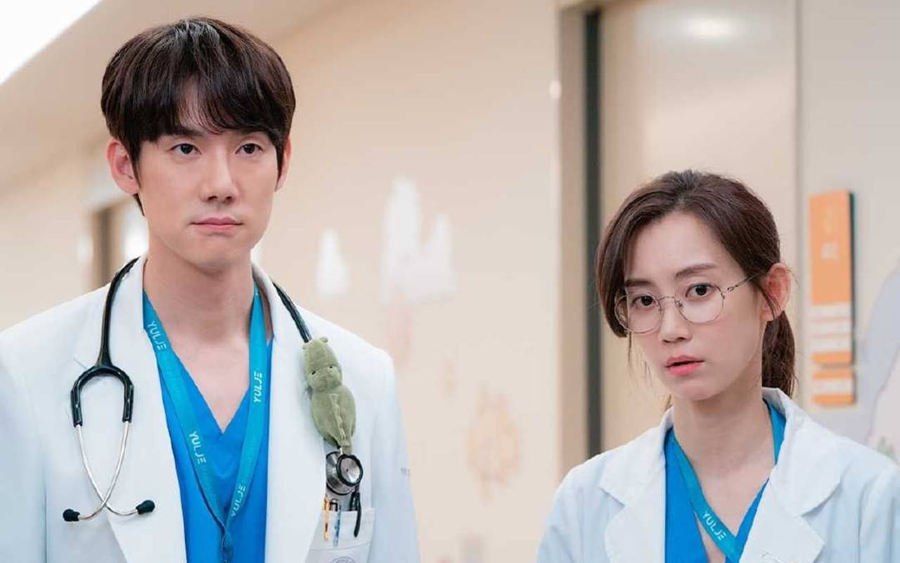 Ekspresi Yoo Yeon Seok Dipeluk Shin Hyun Bin di Cuplikan 'Hospital