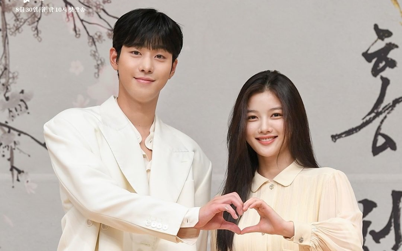 Jadi Pasangan Kim Yoo Jung Ahn Hyo Seop Ungkap Kesulitan Hidupkan Karakter Di Red Sky
