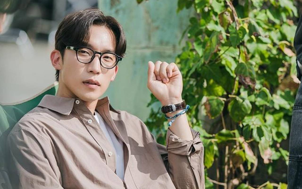 Perilaku Lee Sang Yi Bantu Staf Berberes Saat Syuting Hometown