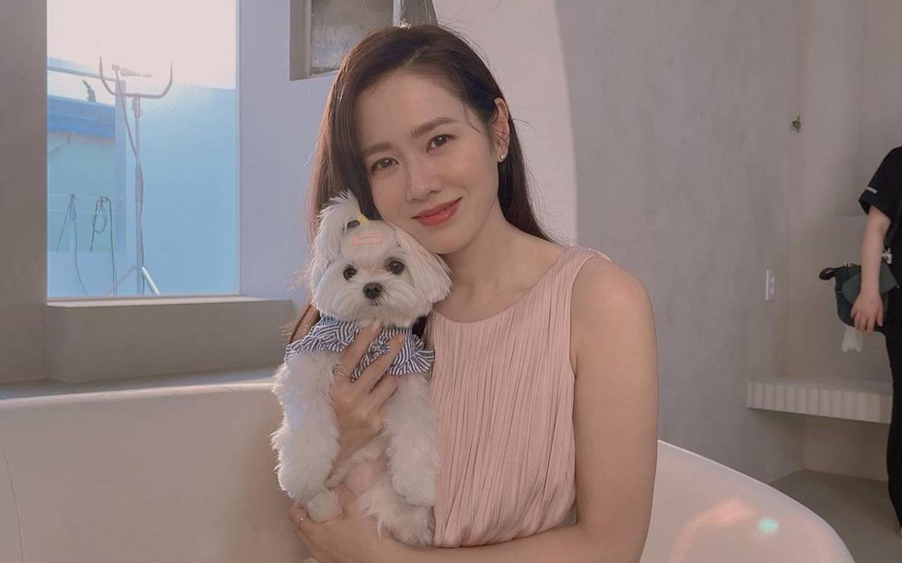 Lucunya Son Ye Jin Dandani Anjing Peliharaan Pakai Kostum Ala Pengawal Squid Game Kelewat Imut