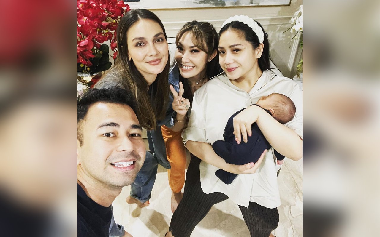 Luna Maya Dan Ayu Dewi Tak Bawa Kado Jenguk Baby Rayyanza, Celetukan ...