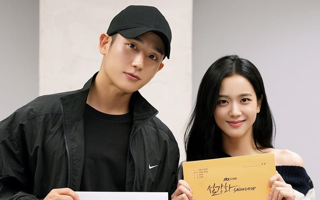 Jisoo BLACKPINK Romantis Rapikan Baju Jung Hae In Di Lokasi 'Snowdrop'