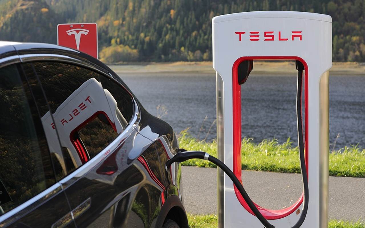 Cacat Bagasi Dan Kamera, Tesla Tarik Kembali Hampir Setengah Juta Unit ...